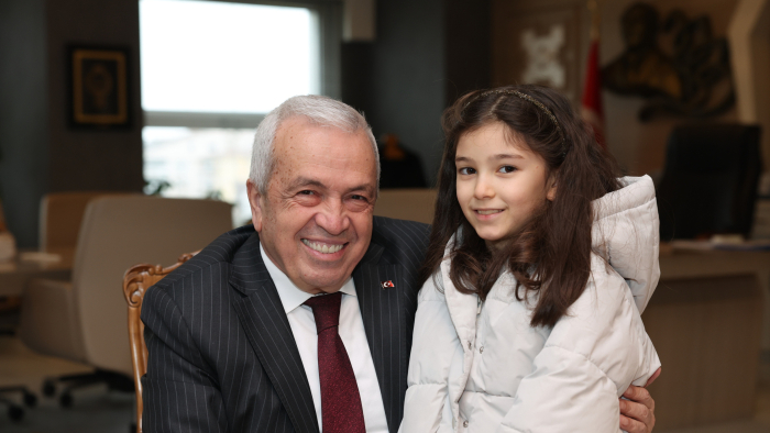 BADIRGA’NIN MİNİK ELLERİ MİRASINA SAHİP ÇIKTI: BAŞKAN ÖZDEMİR’E ANLAMLI HEDİYE!